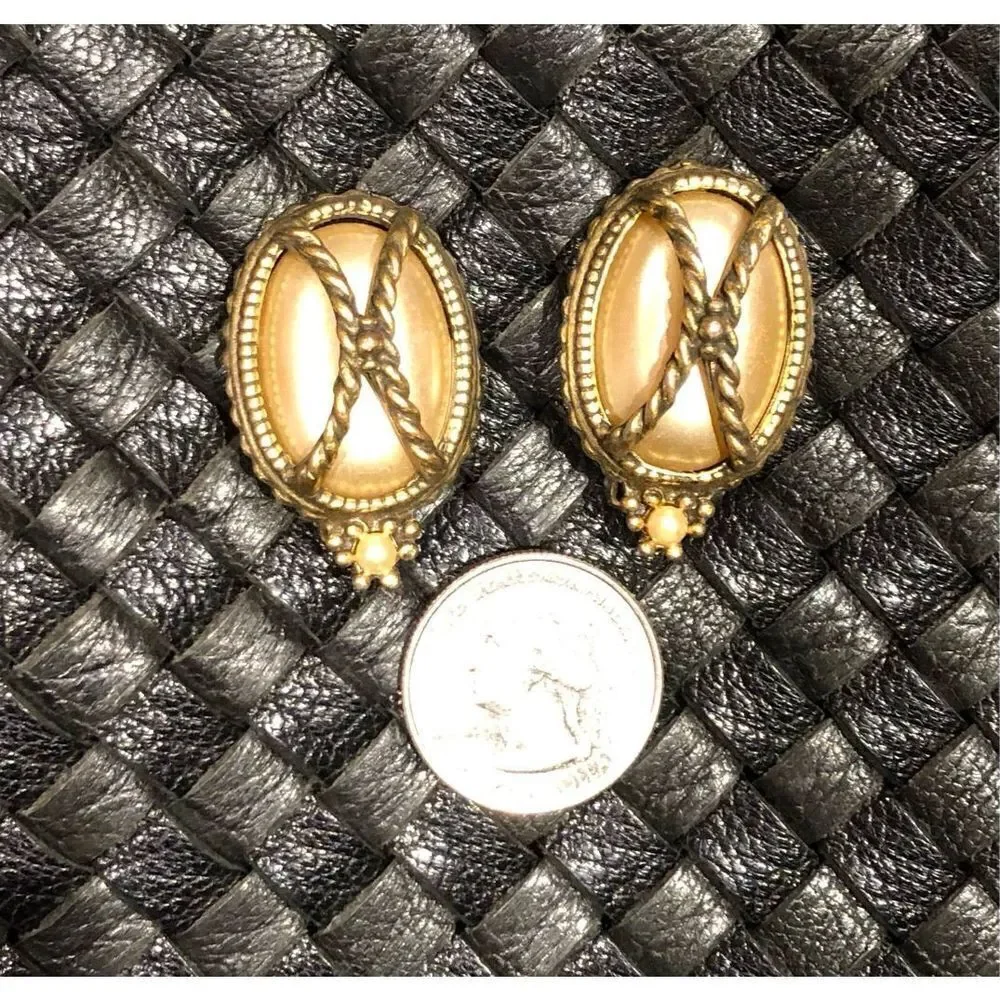 REGAL - 🎉HPx2 🎉 Vintage Regal Gothic-Style Oval Faux Pearl Chunky Clip-Ons